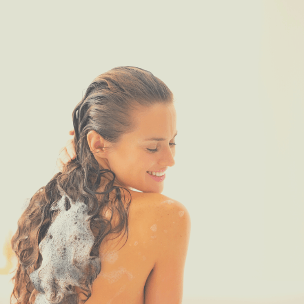 7 Fehler, die Du beim Waschen Deiner Haare vermeiden solltest - Ellenity