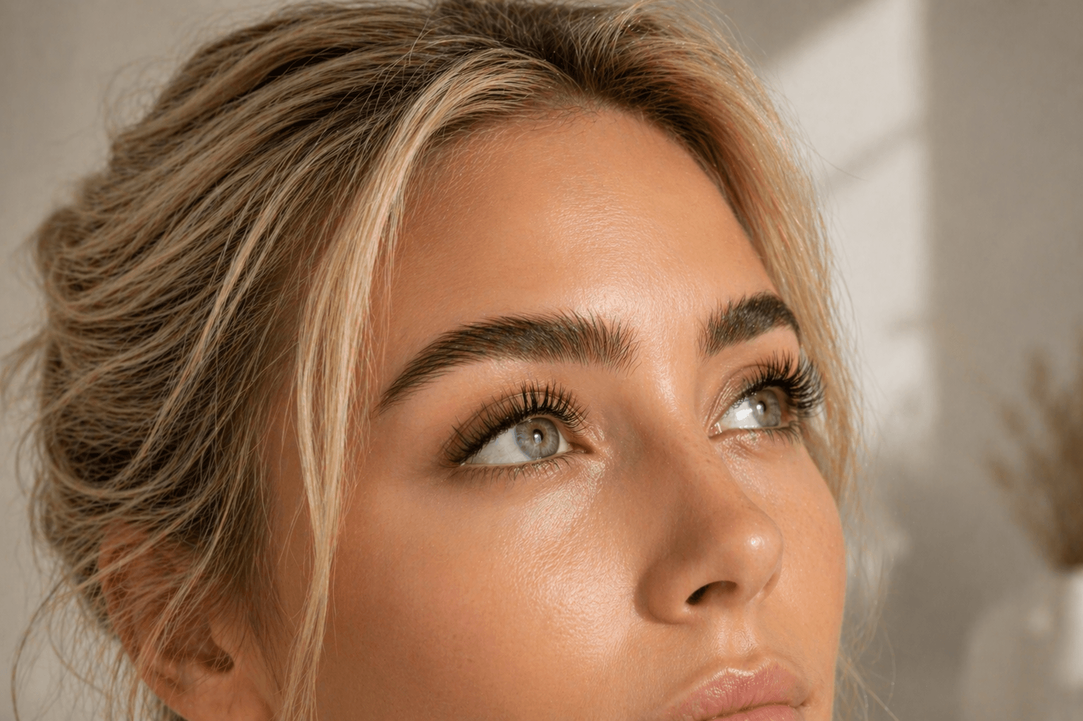 Frau mit langen, dichten und natürlichen Wimpern – gepflegte Augenpartie und Wimpernwachstum